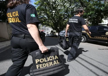 Fotografia de políciais federais na rua exercendo suas funções