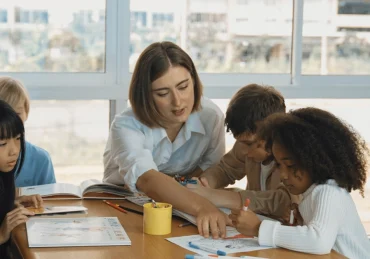 Professora ensinando aos seus alunos