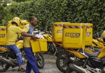 Carteiro fazendo a entrega de uma encomenda