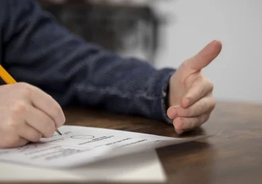 Homem realizando a prova de um concurso