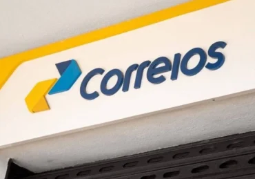 Fotografia da fachada de uma agência dos Correios