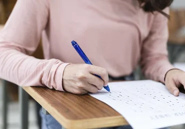 Mulher realizando a prova de um concurso