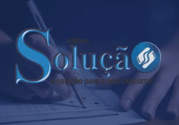 pessoa preenchendo gabarito da prova com fundo azul e logo da editora solução sobre a imagem